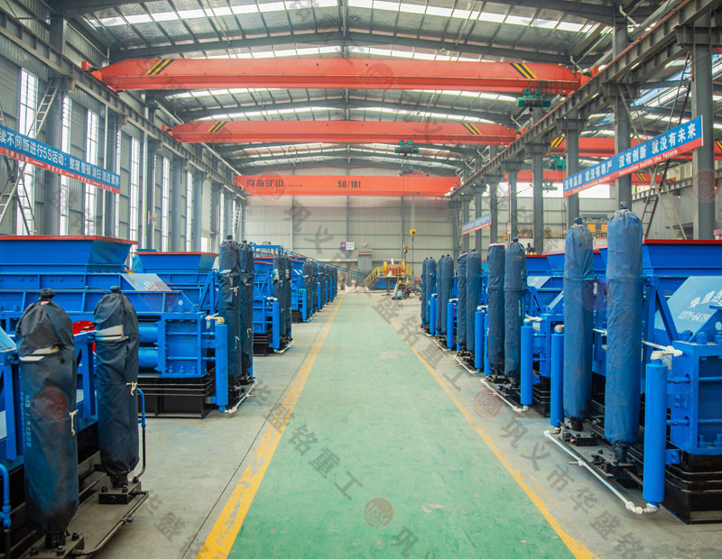 處理建筑廢料用什么設(shè)備？破碎紅磚用雙齒輥破碎機好嗎？
